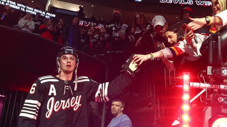 NHL: Vancouver Canucks at New Jersey Devils