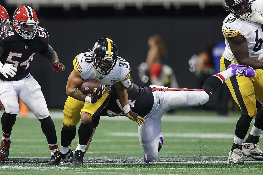 Dec 4, 2022; Atlanta, Georgia, USA; Pittsburgh Steelers running back Jaylen Warren (30) runs against the Atlanta Falcons in the second quarter at Mercedes-Benz Stadium. Mandatory Credit: Brett Davis-USA TODAY Sports