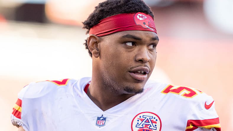 denver broncos sign orlando brown jr.