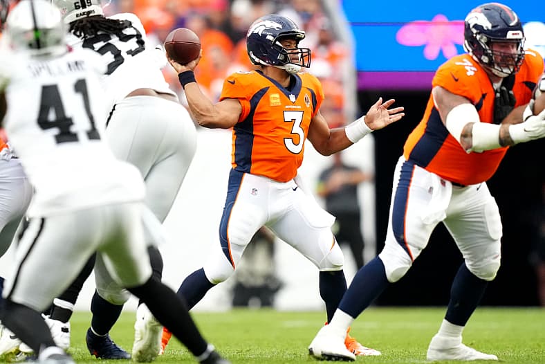 las vegas raiders sign russell wilson