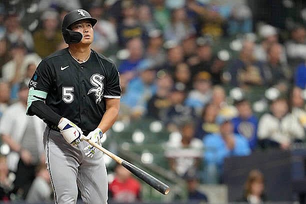 MILWAUKEE, WISCONSIN – MARCH 26: Munetaka Murakami #5 of the Chicago White Sox hits a solo home run against the Milwaukee Br…