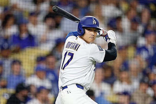 LOS ANGELES, CALIFORNIA – MARCH 28: Shohei Ohtani #17 of the Los Angeles Dodgers stands on deck in the eighth inning during…