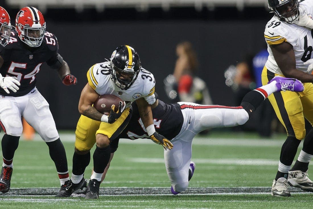 Dec 4, 2022; Atlanta, Georgia, USA; Pittsburgh Steelers running back Jaylen Warren (30) runs against the Atlanta Falcons in the second quarter at Mercedes-Benz Stadium. Mandatory Credit: Brett Davis-USA TODAY Sports