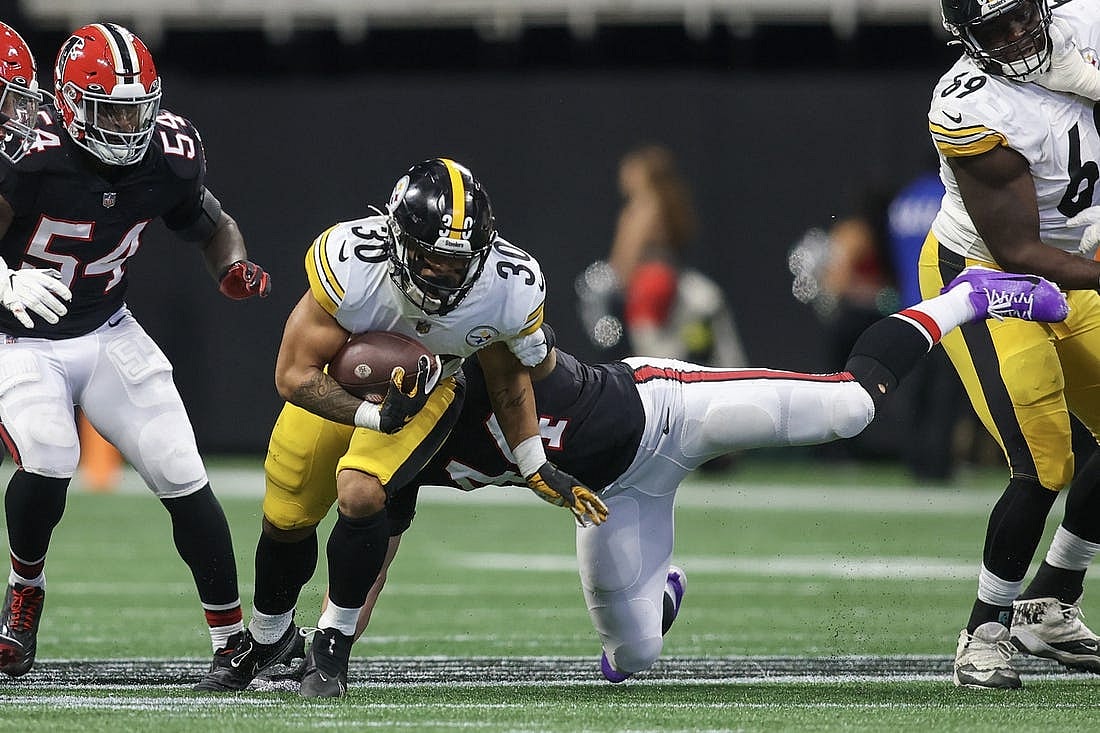 Dec 4, 2022; Atlanta, Georgia, USA; Pittsburgh Steelers running back Jaylen Warren (30) runs against the Atlanta Falcons in the second quarter at Mercedes-Benz Stadium. Mandatory Credit: Brett Davis-USA TODAY Sports