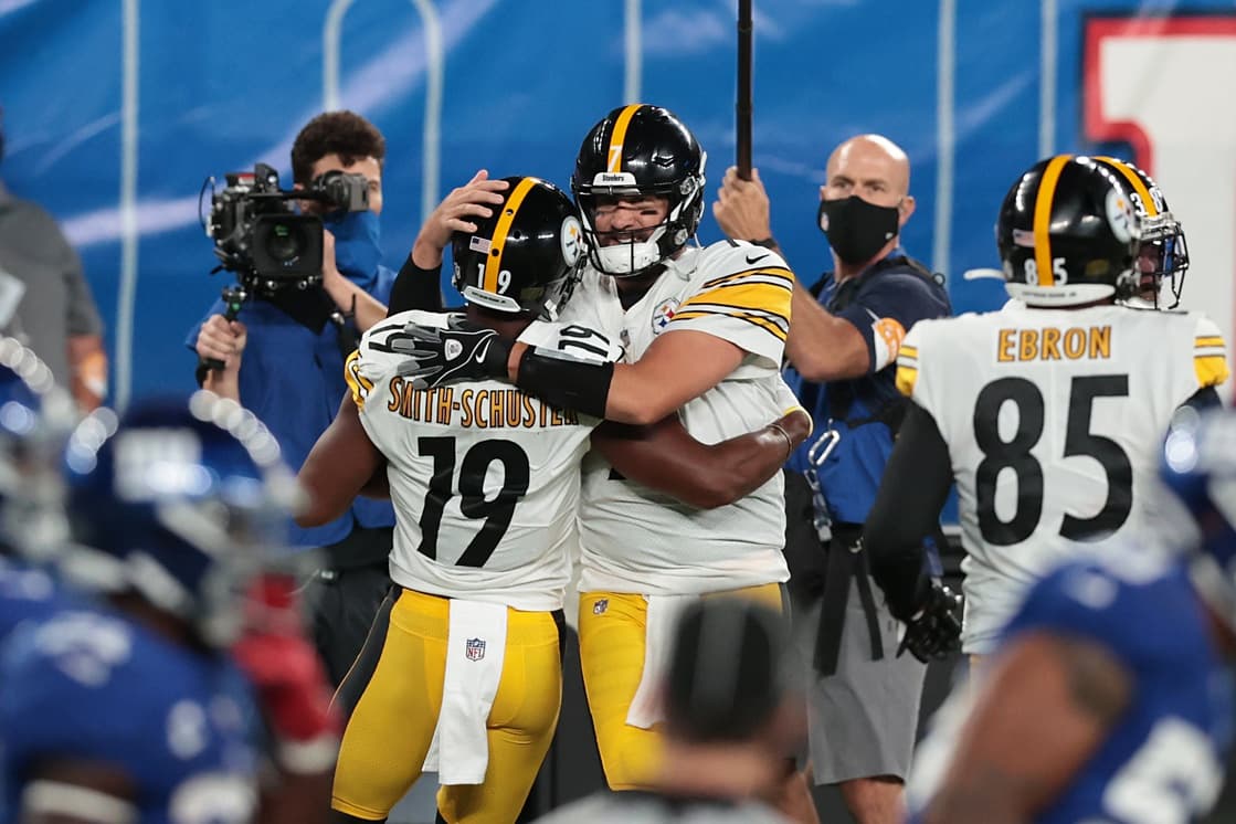 Steelers Ben Roethlisberger and JuJu Smith-Schuster celebrate vs Giants