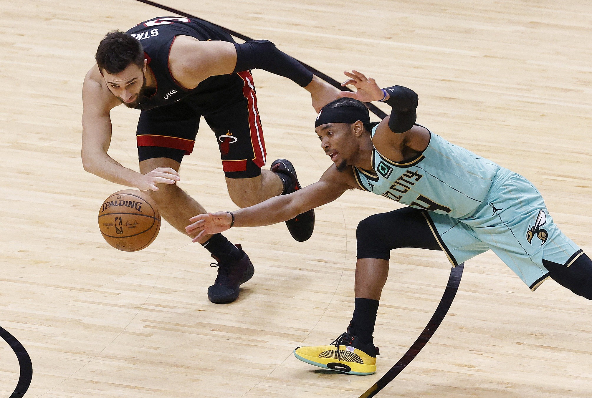 Charlotte Hornets trade  Devonte' Graham