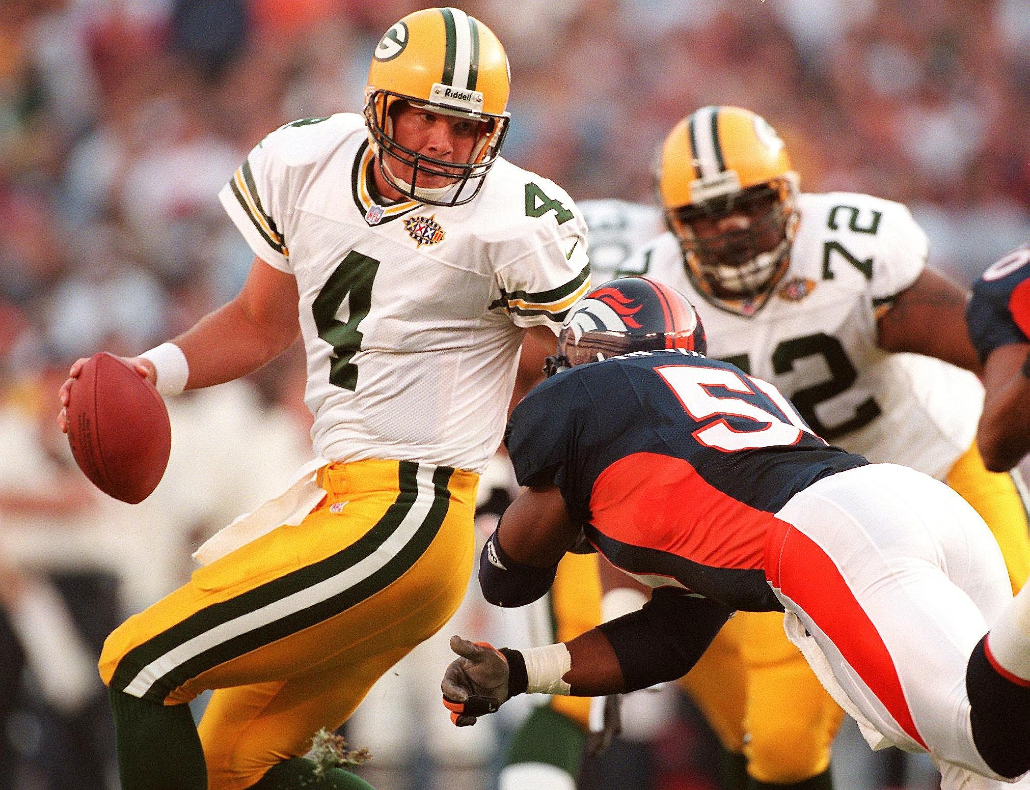 Green Bay Packers quarterback Brett Favre (L) avoi