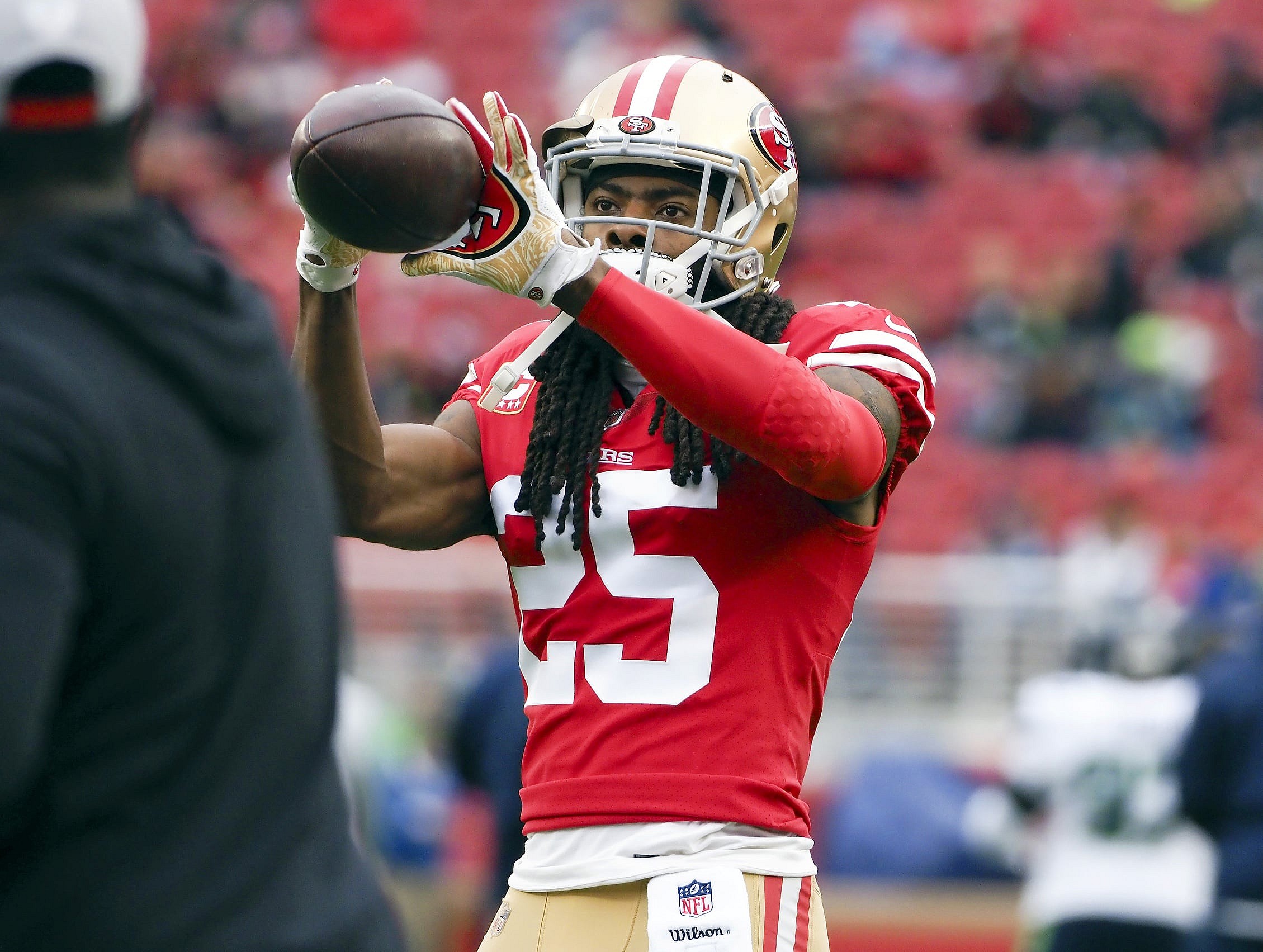 Tampa Bay Buccaneers sign Richard Sherman