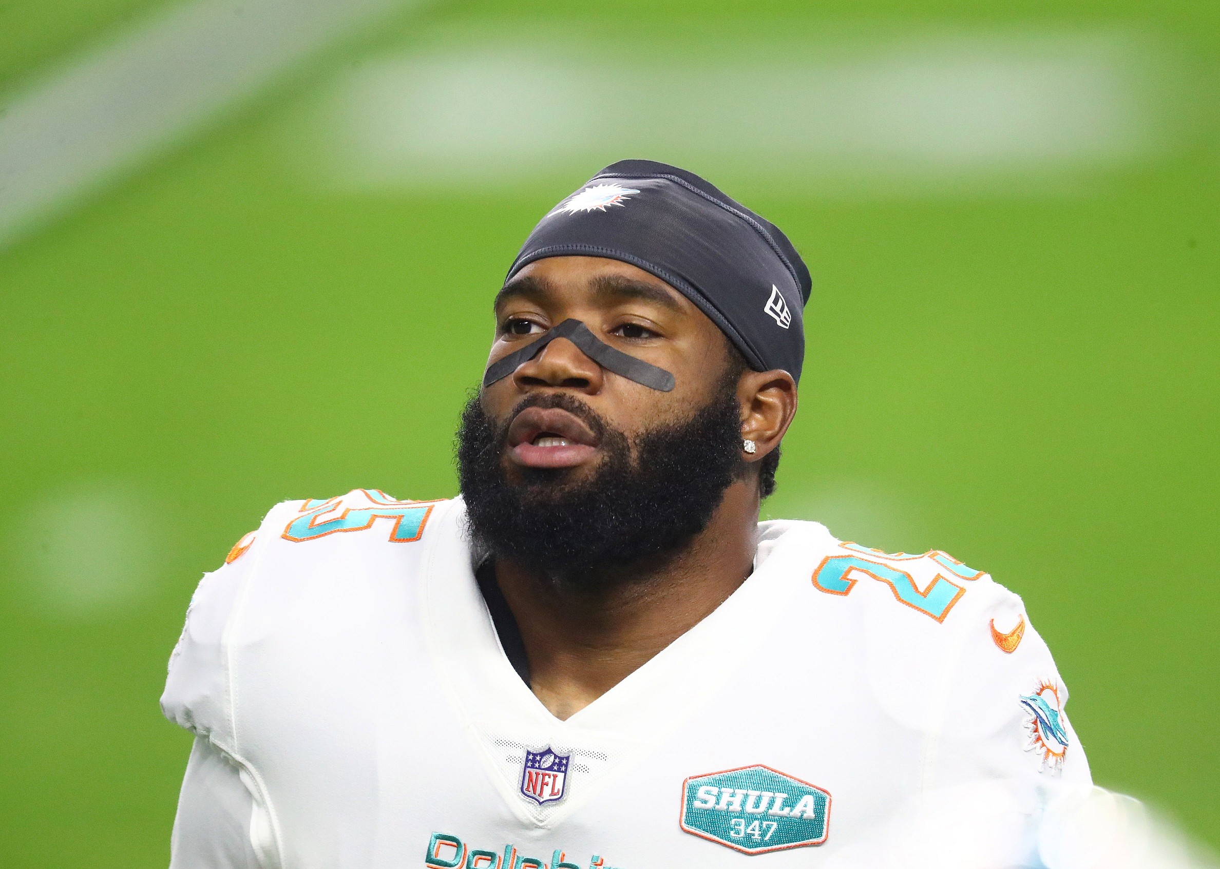 Miami Dolphins hold firm, renegotiate with Xavien Howard in 2022