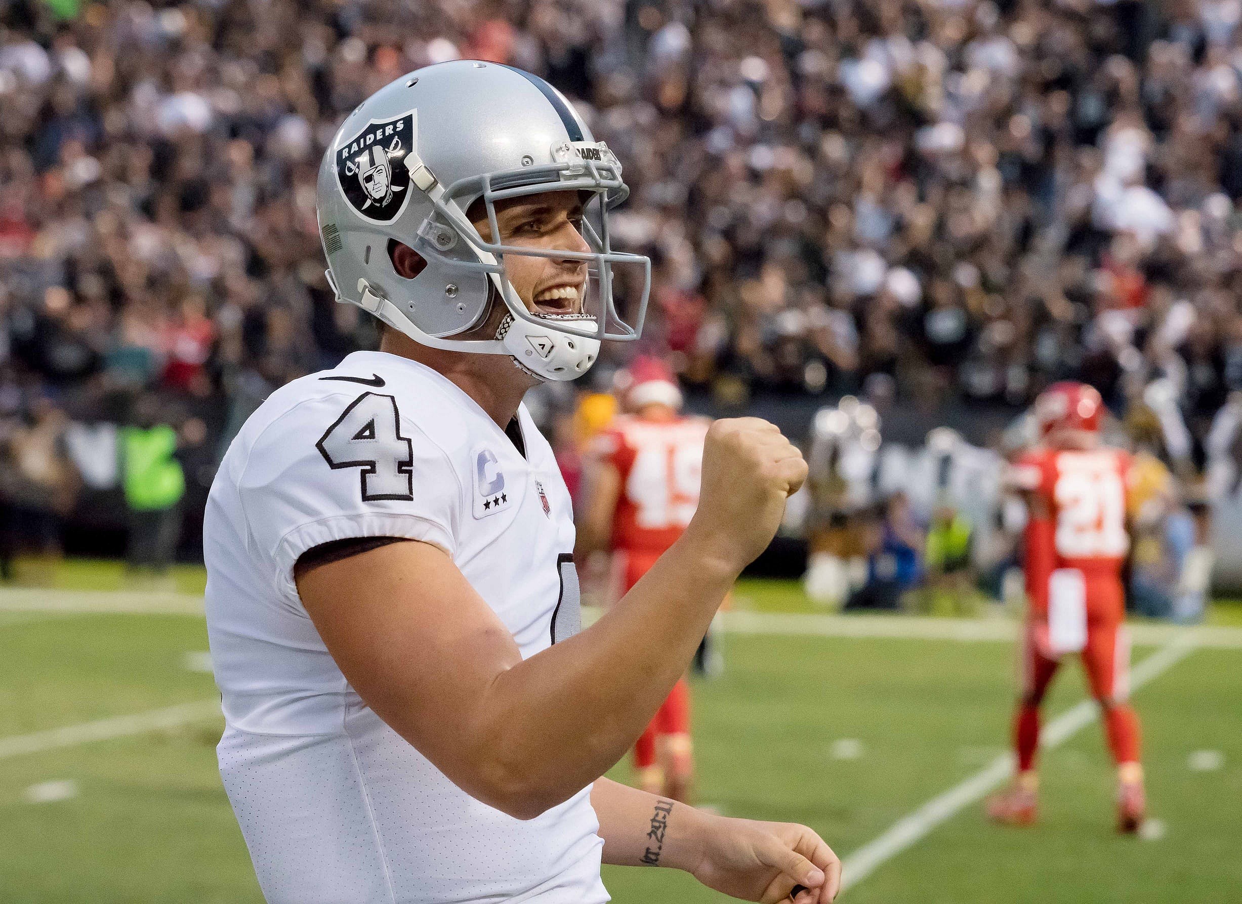 Raiders QB Derek Carr injury