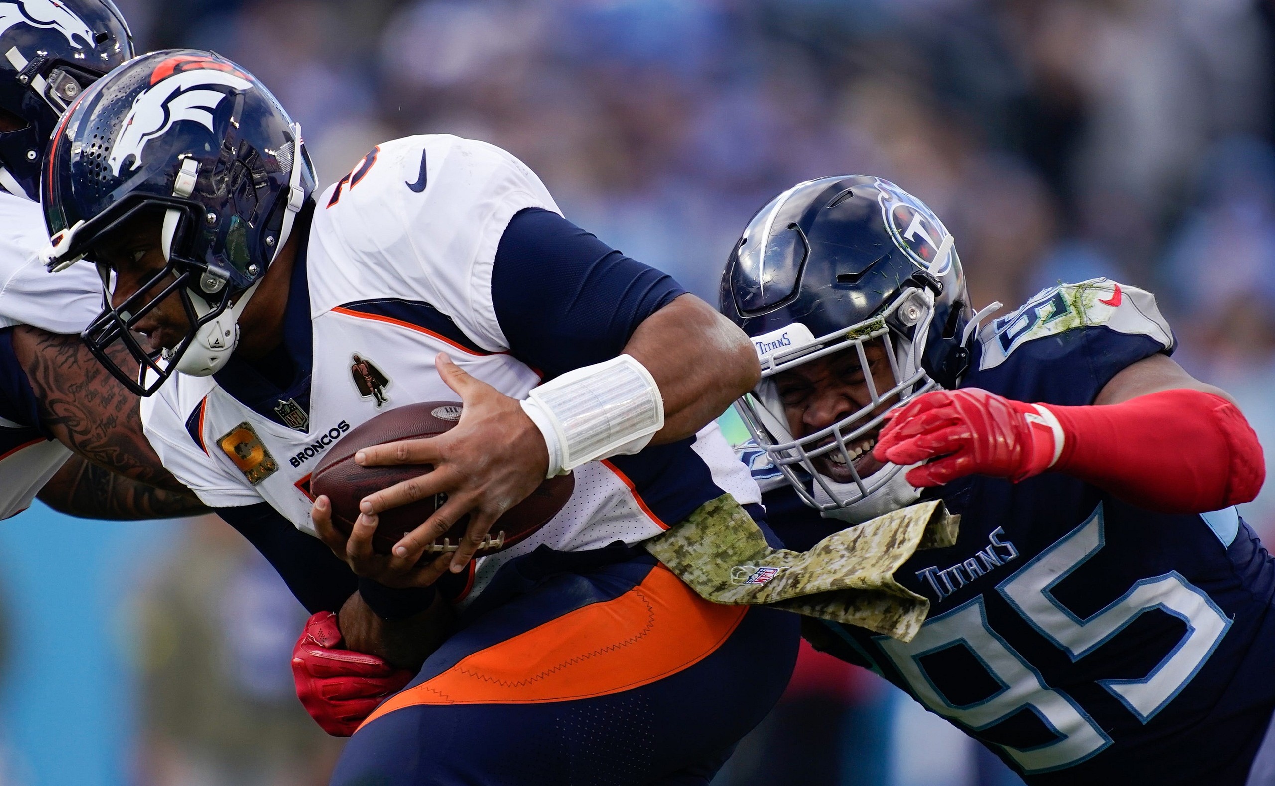 tennessee titans sign russell wilson