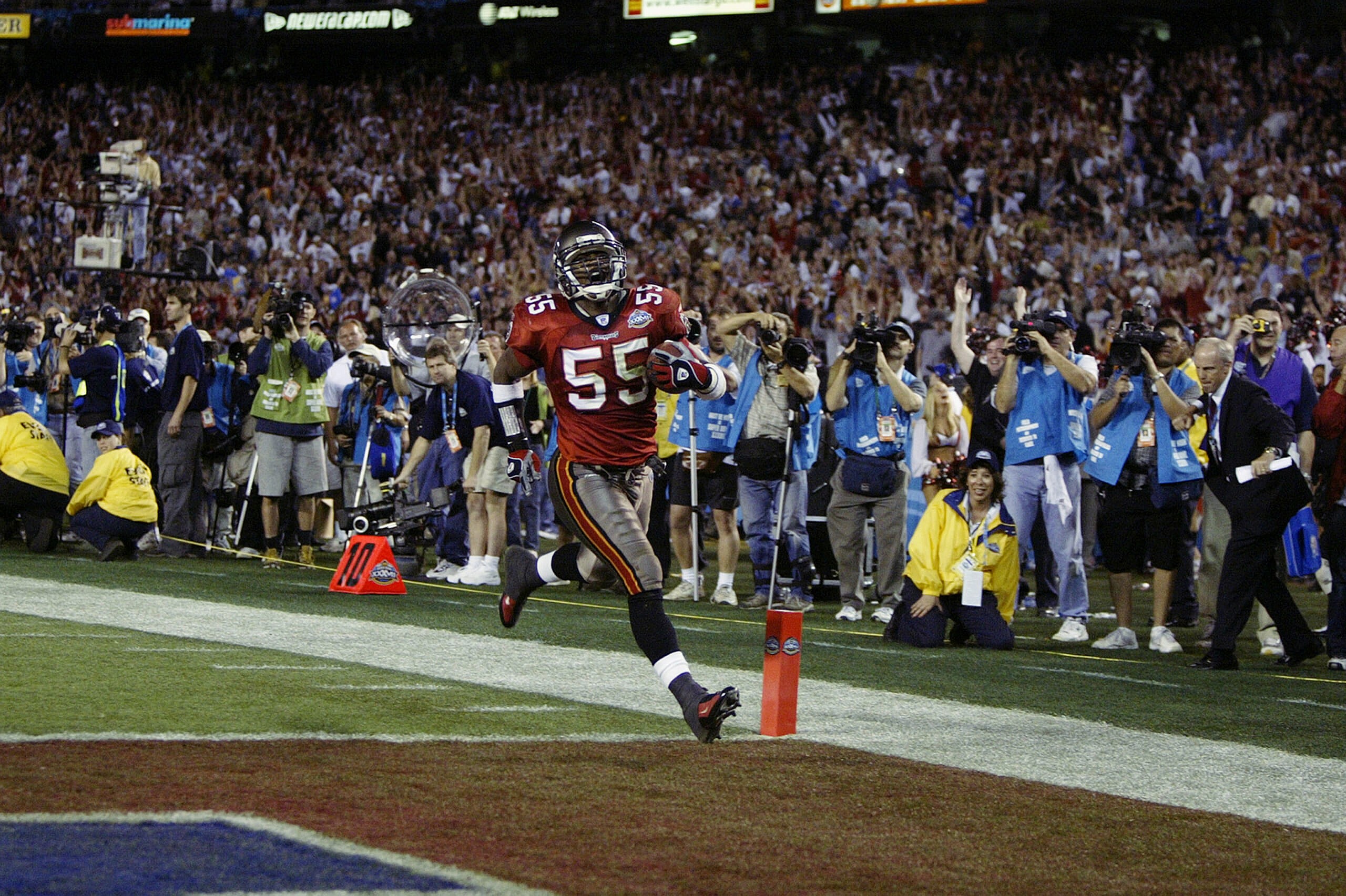 Tampa Bay Buccaneers linebacker Derrick Brooks scores a touchdown