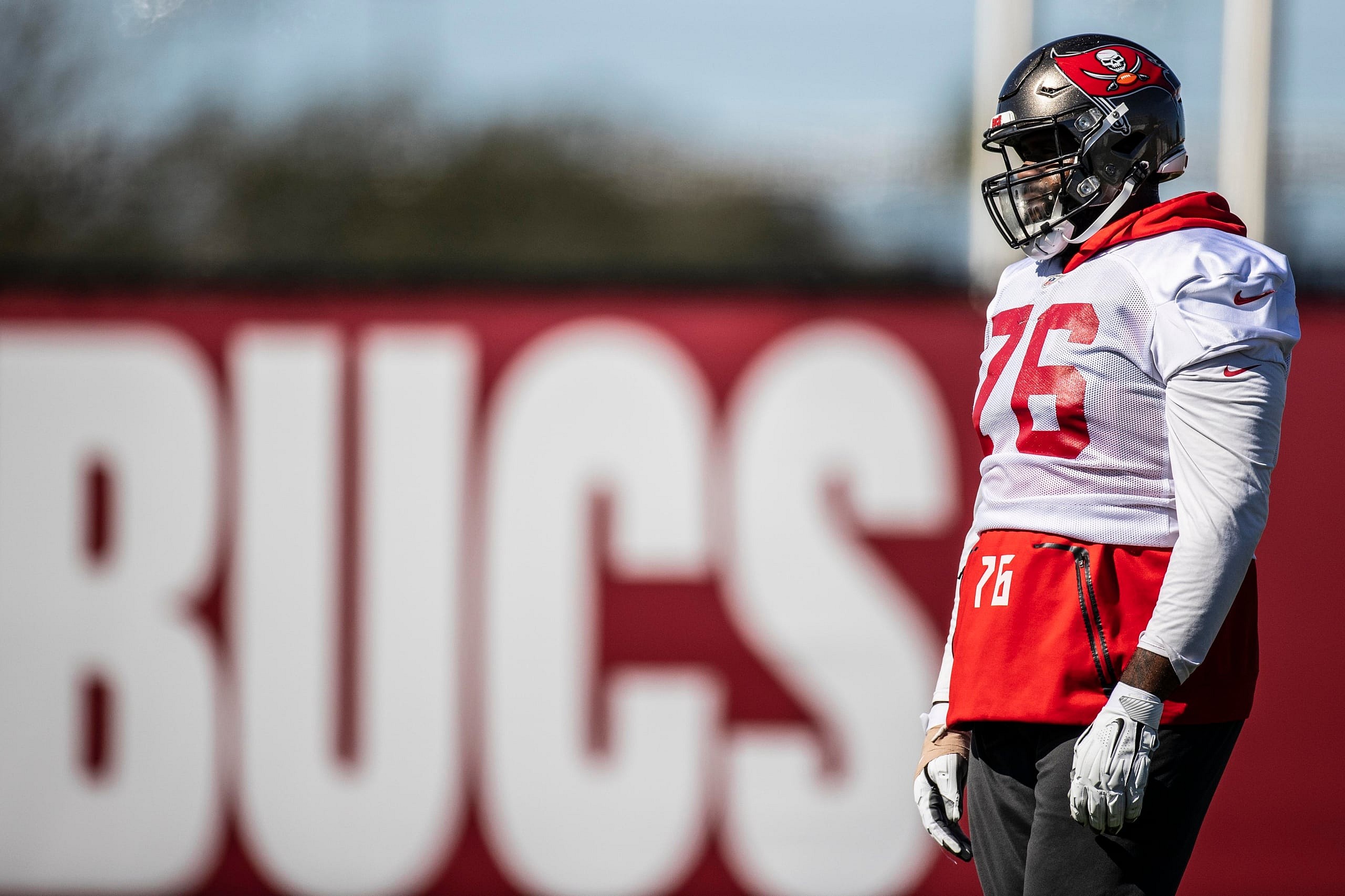 tampa bay buccaneers trade donovan smith