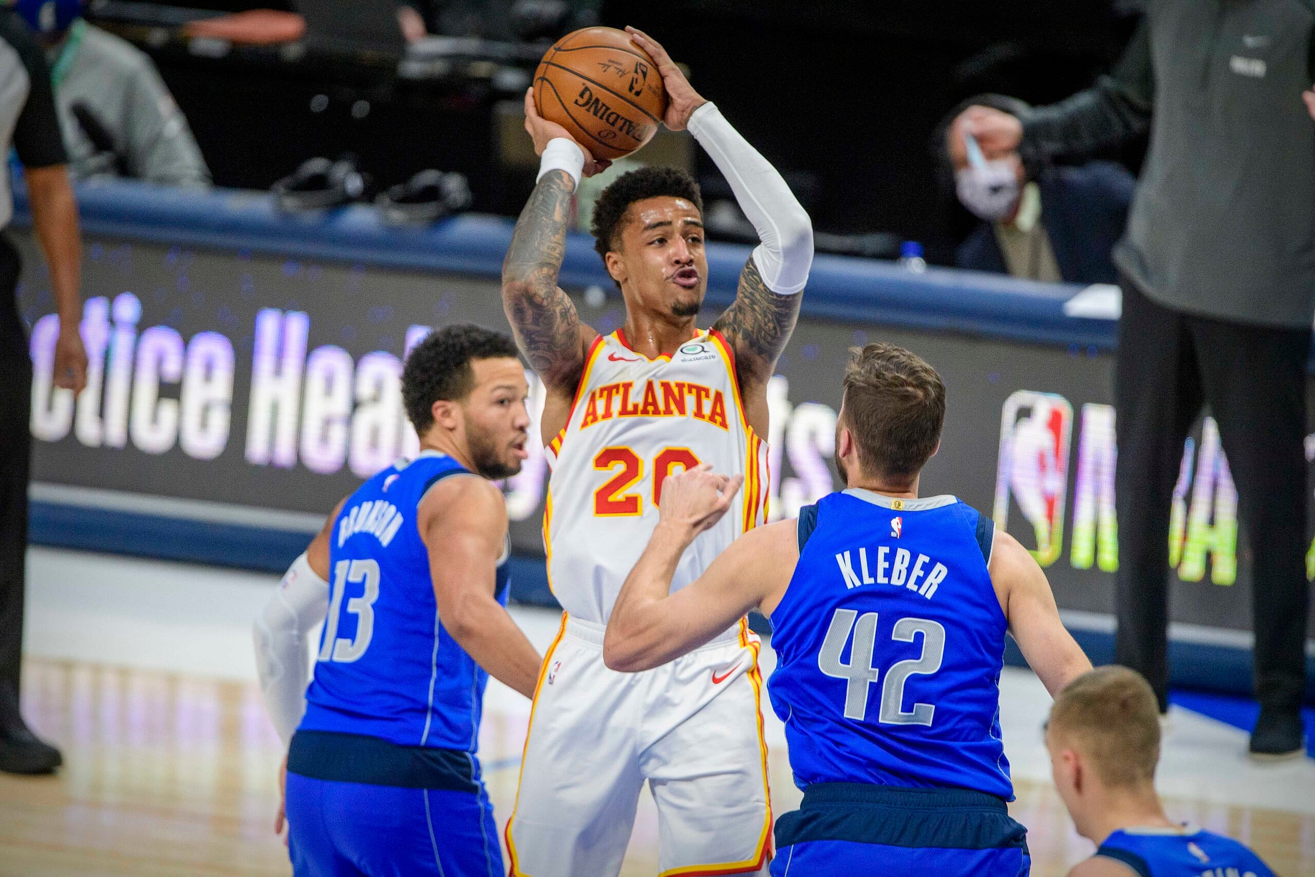 dallas mavericks sign john collins
