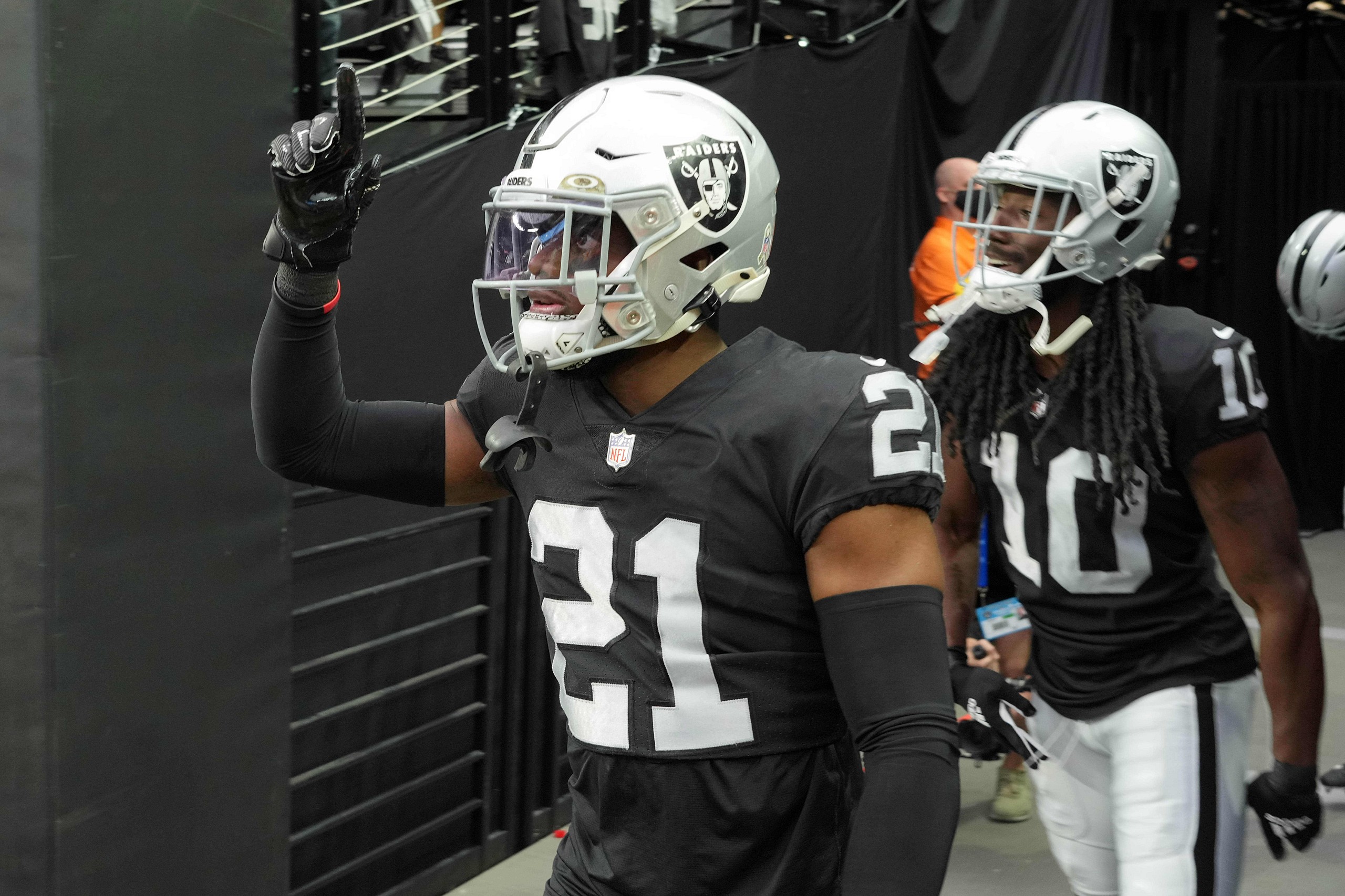 las vegas raiders cornerback amik robertson