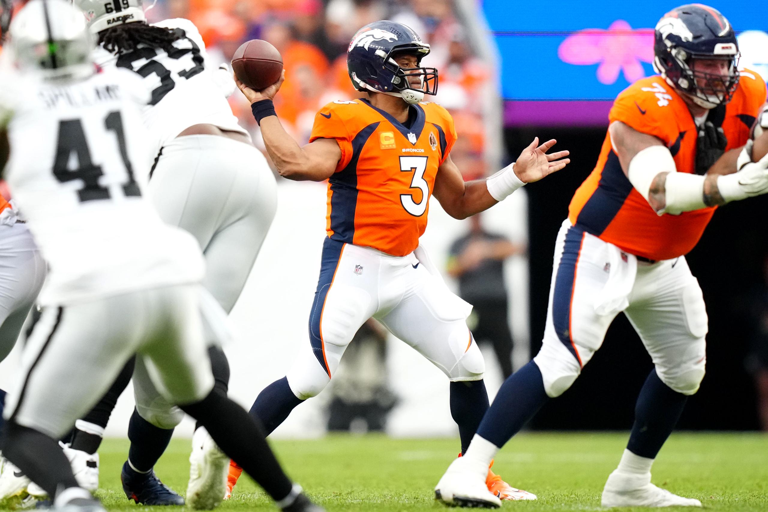 las vegas raiders sign russell wilson