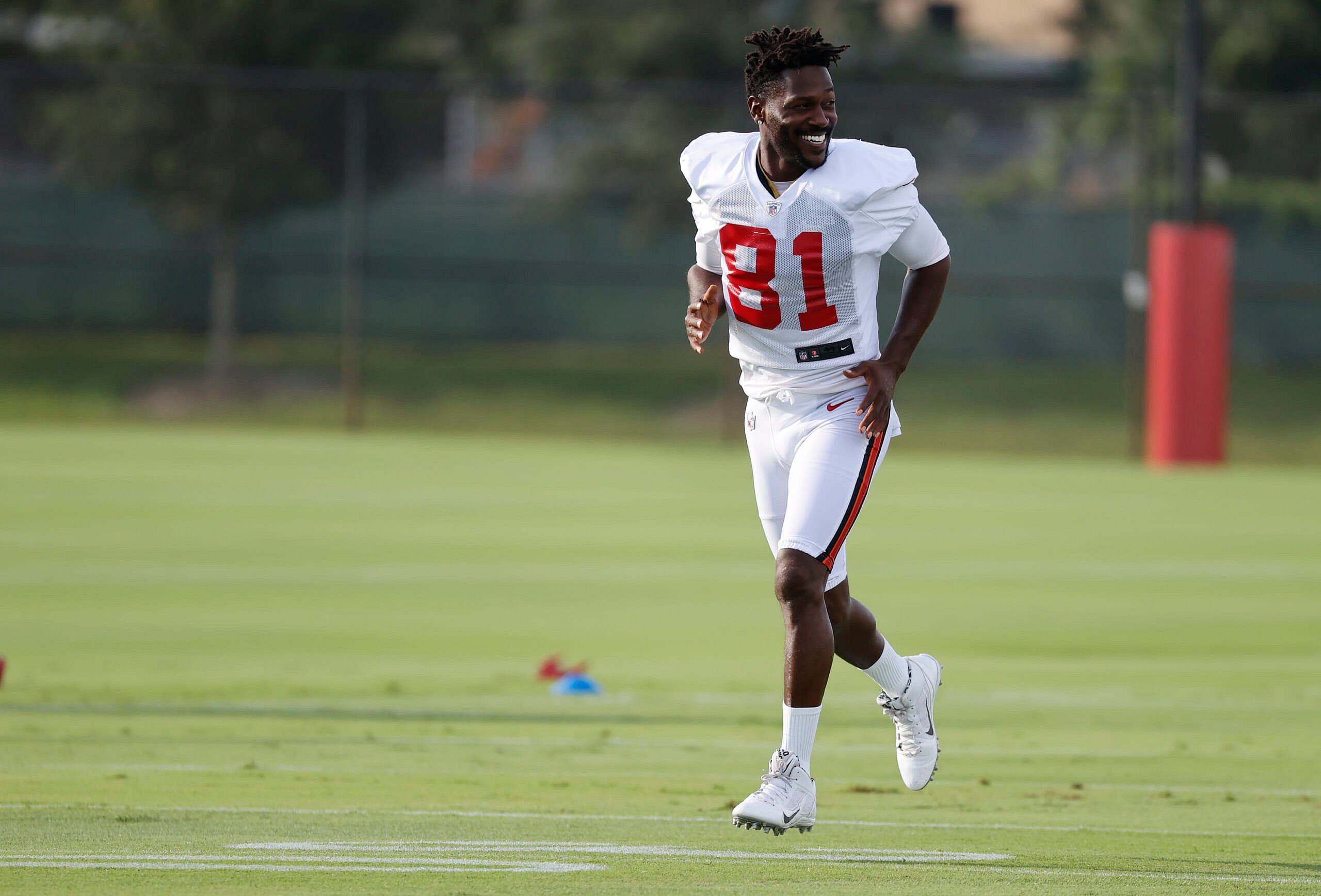 tampa bay buccaneers wide receiver antonio brown