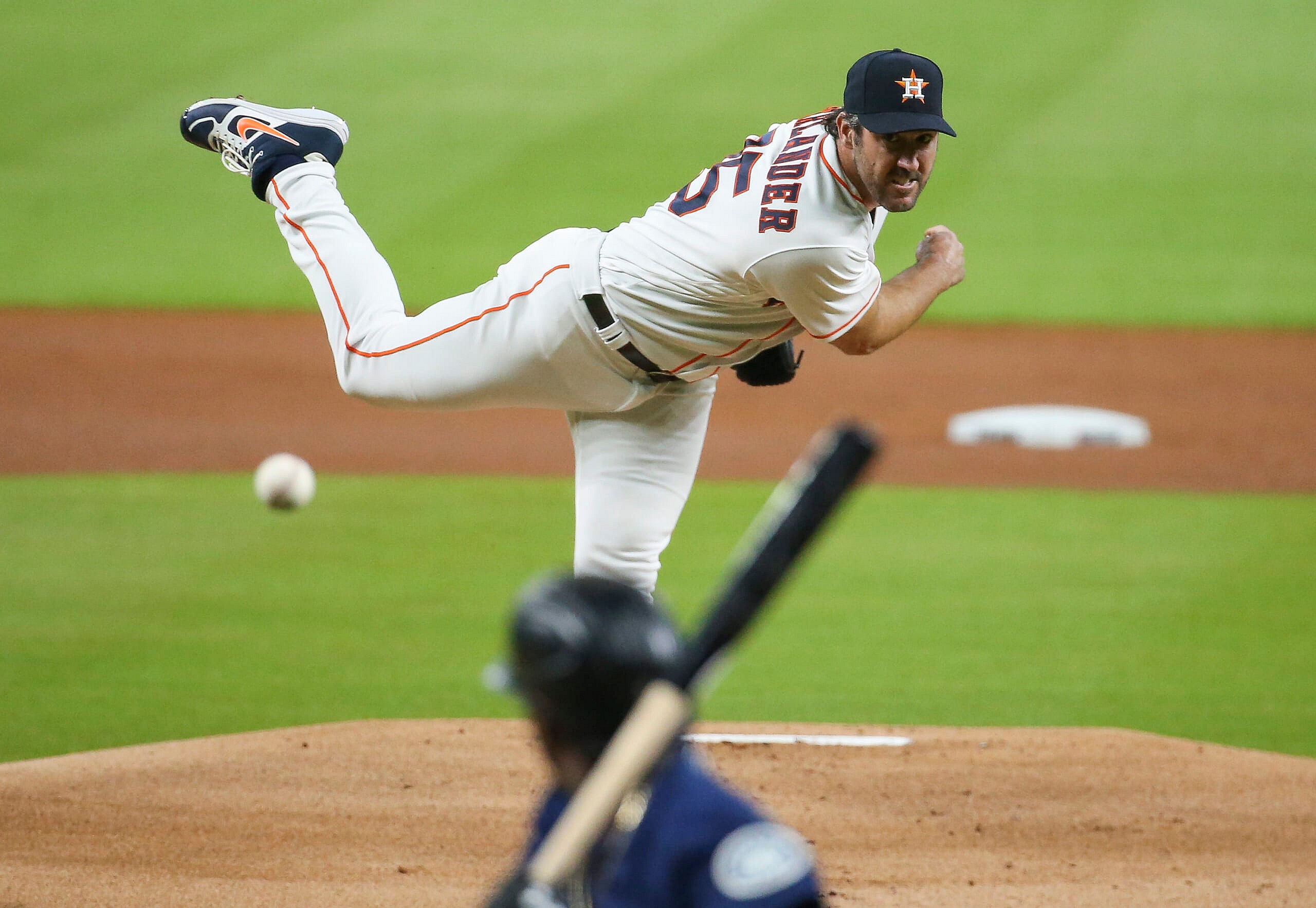 justin verlander re-signs with houston astros