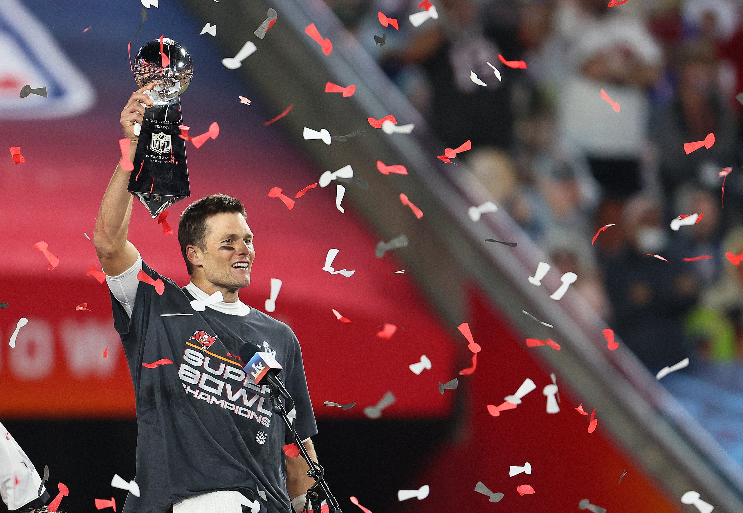 why did tom brady leave the patriots? he wanted a change of scenery