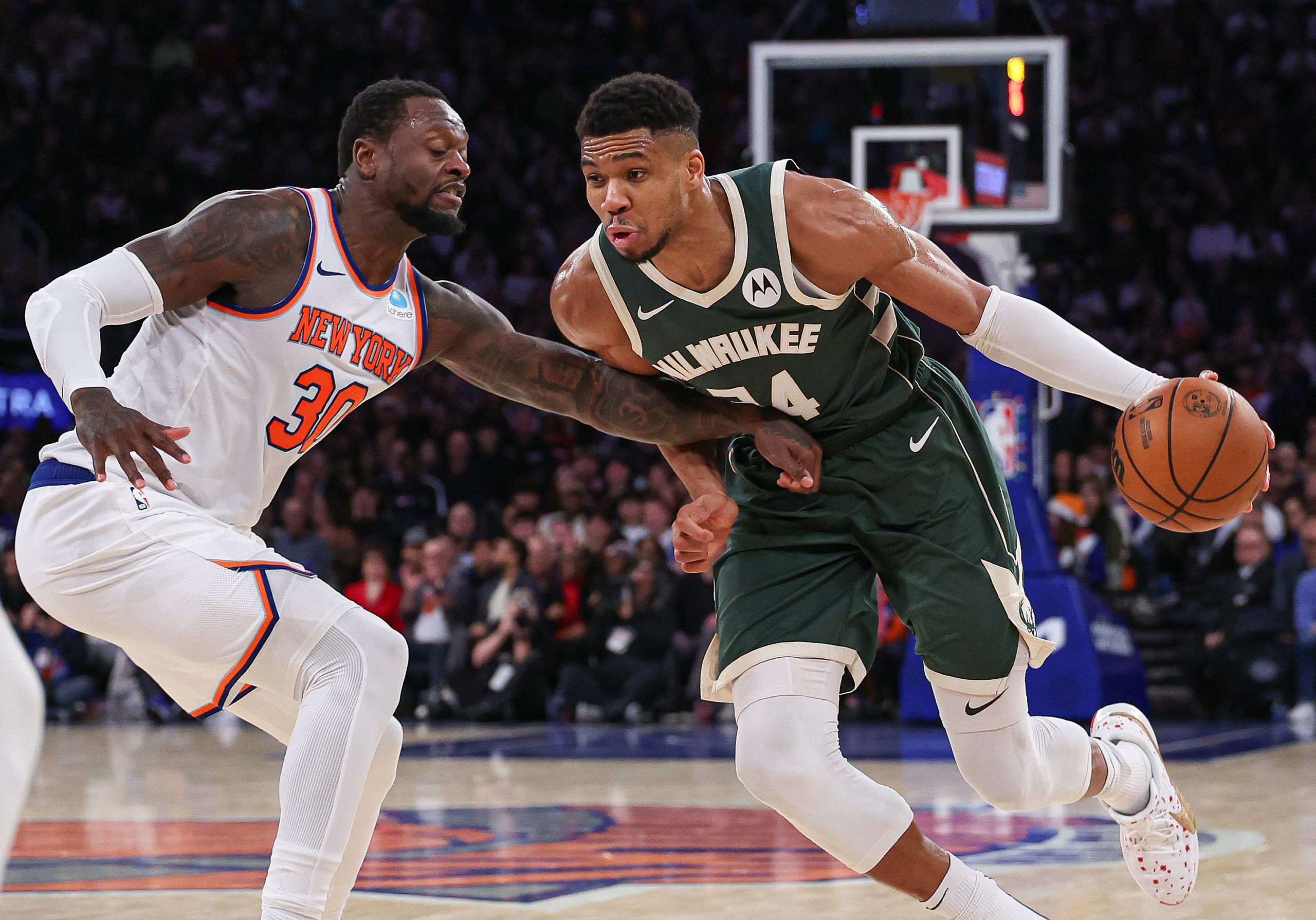 Milwaukee Bucks Giannis Antetokounmpo against the New York Knicks