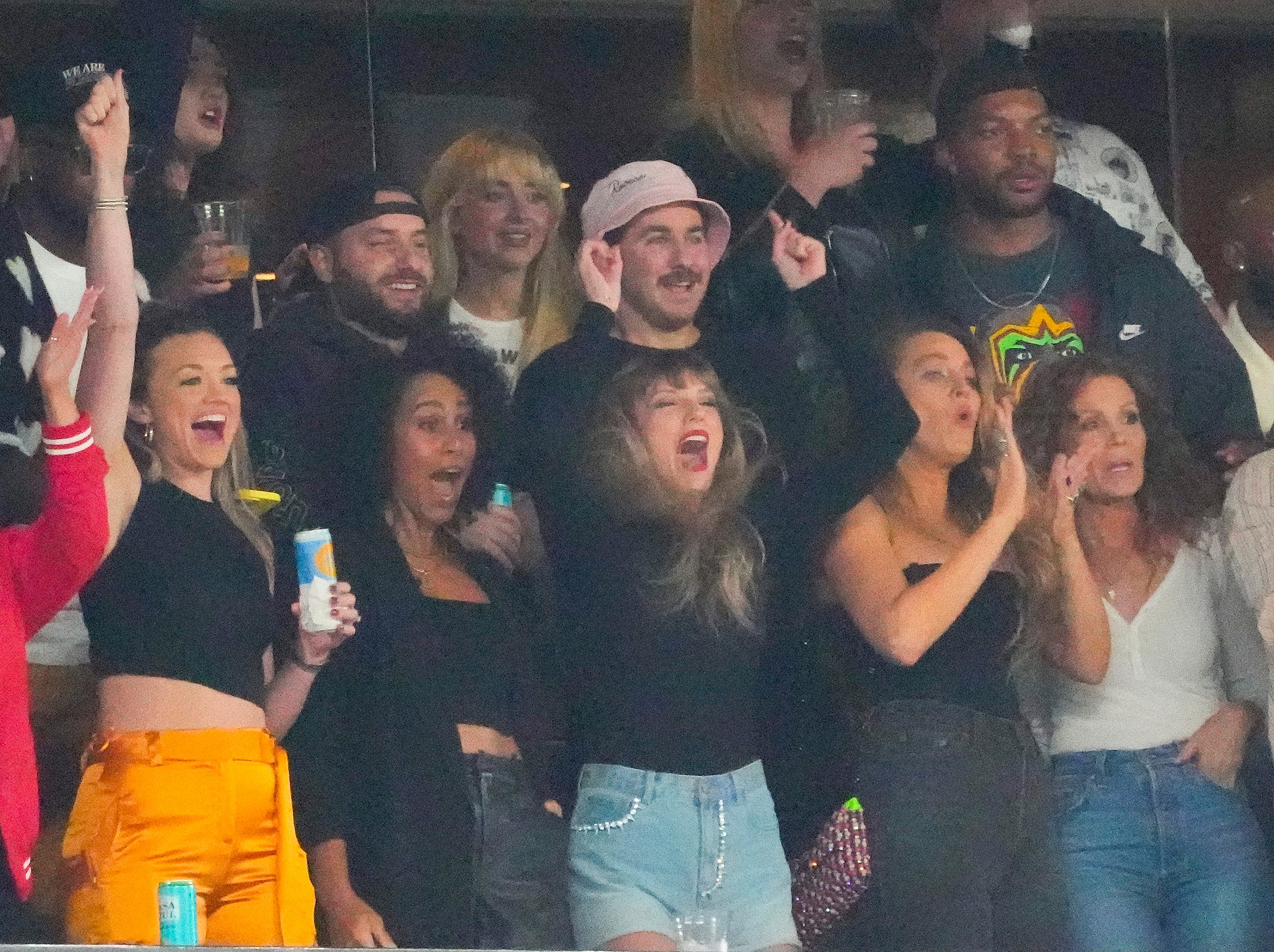 Taylor Swift watches Kansas City Chiefs