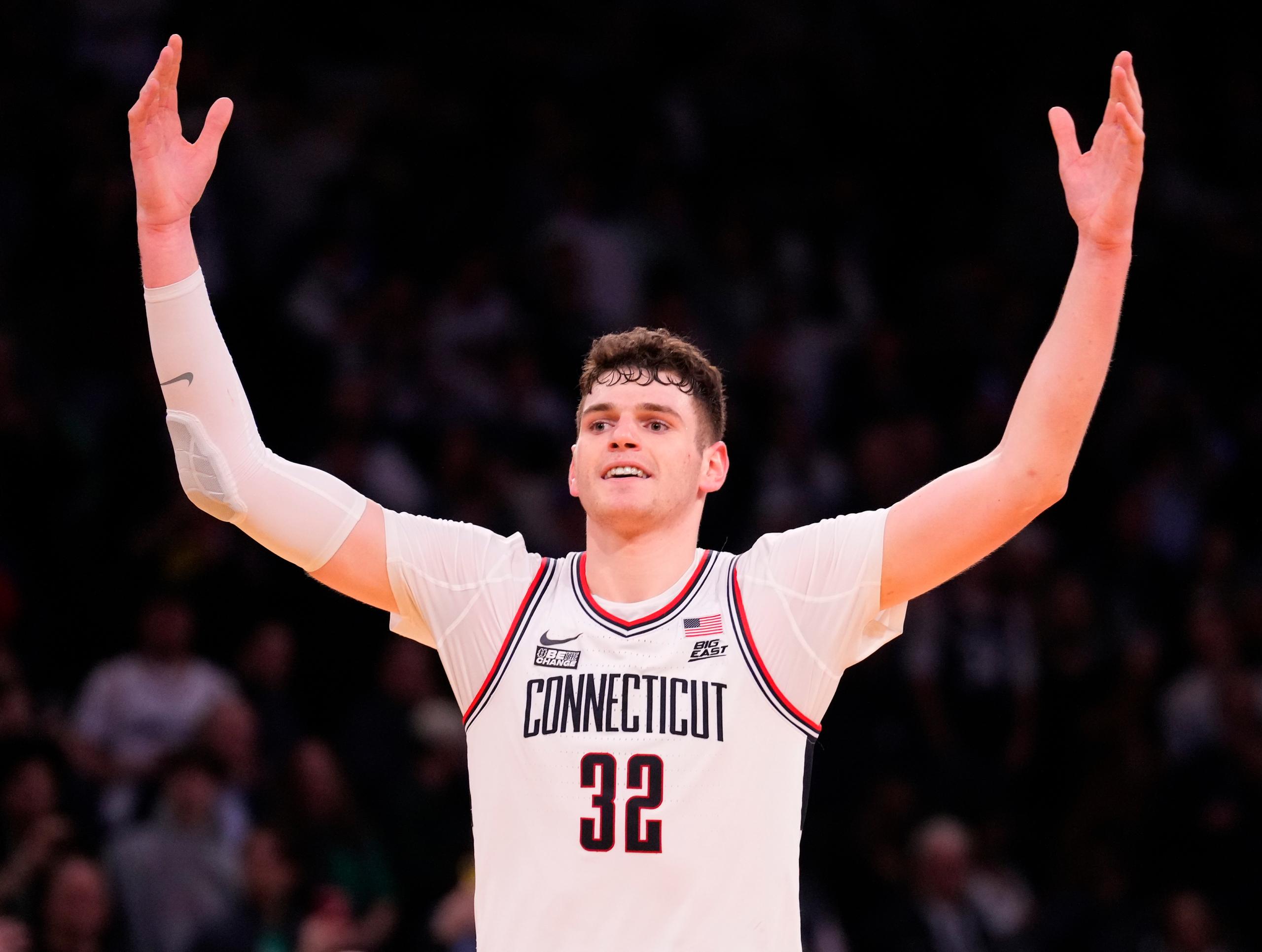 UConn center Donovan Clingan