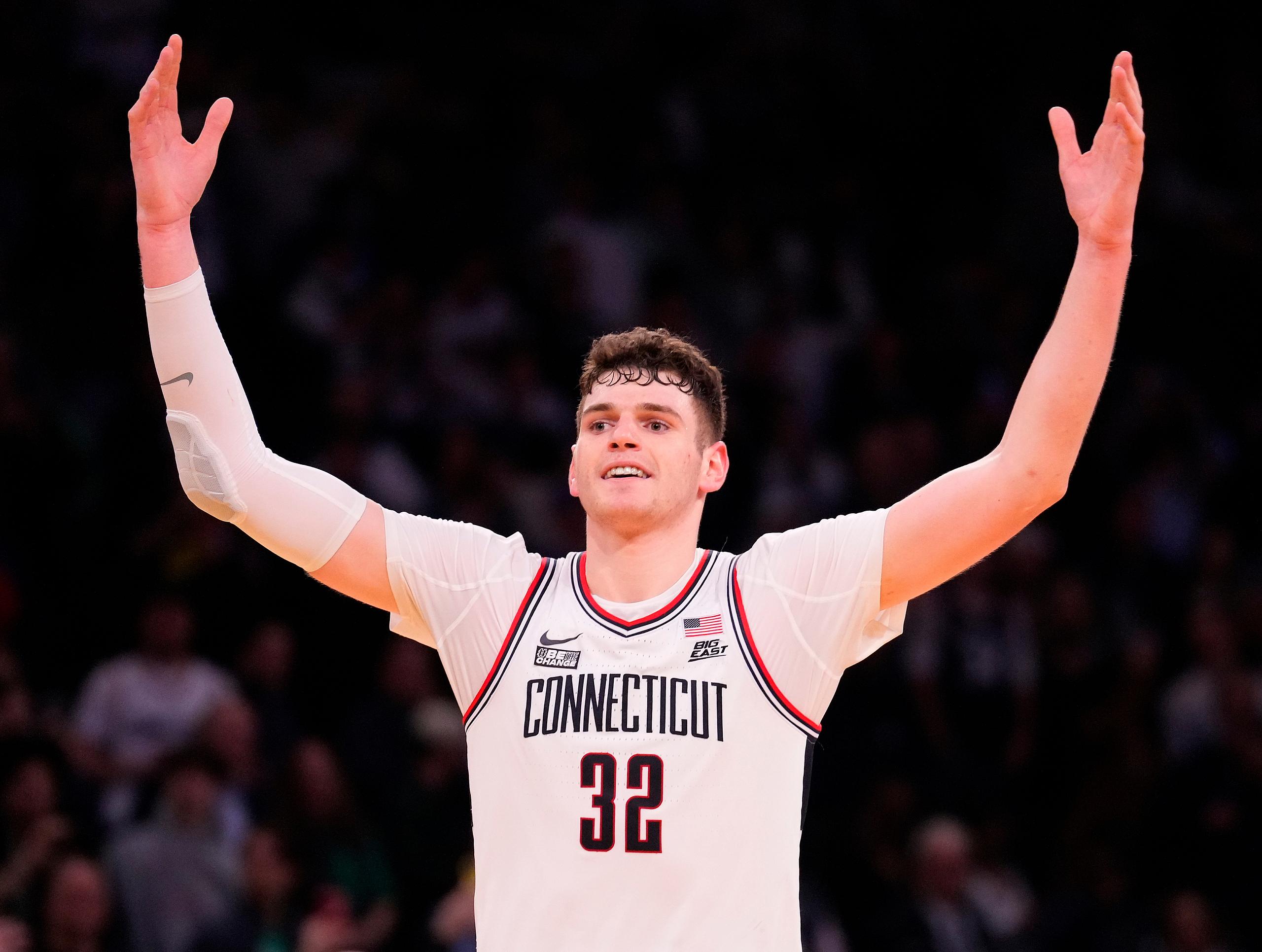 UConn center Donovan Clingan