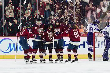 The Montreal Victoire celebrate a Maureen Murphy goal to go up 3-0 against the Minnesota Frost.