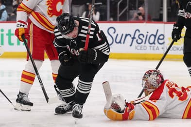 NHL: Calgary Flames at New Jersey Devils