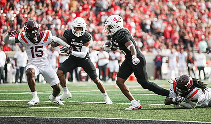 Louisville Cardinals running back Jawhar Jordan (25) runs for a gain against Virginia Tech in the first quarter. Nov.4, 2023.