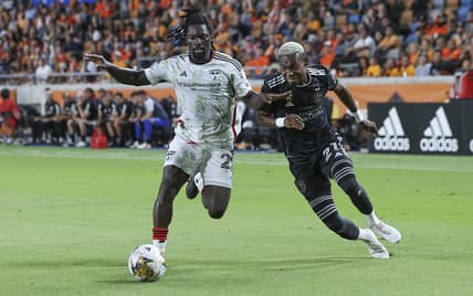 Sep 30, 2023; Houston, Texas, USA; FC Dallas midfielder Ema Twumasi (22) and Houston Dynamo FC forward Nelson Quinones (21) battle for the ball during the second half at Shell Energy Stadium. Mandatory Credit: Troy Taormina-USA TODAY Sports