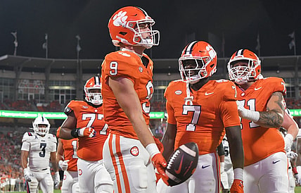 Sep 16, 2023; Clemson, South Carolina; Clemson tight end Jake Briningstool (9) catches a pass for a touchdown against Florida Atlantic against Florida Atlantic at Memorial Stadium.  Mandatory Credit: Ken Ruinard-USA TODAY NETWORK