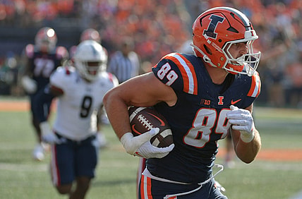 Sep 23, 2023; Champaign, Illinois, USA;  Illinois Fighting Illini tight end Tip Reiman (89) makes a catch during the first half against the FL Atlantic Owls at Memorial Stadium. Mandatory Credit: Ron Johnson-USA TODAY Sports