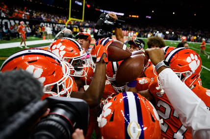 Clemson Tigers players huddle