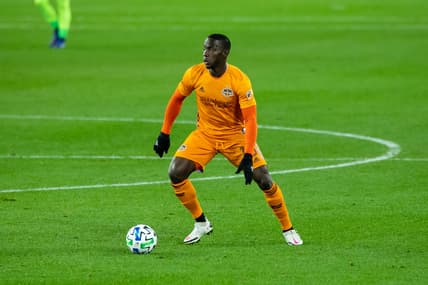Oct 18, 2020; Saint Paul, MN, Saint Paul, MN, USA; Houston Dynamo defender Maynor Figueroa (15) dribbles the ball against Minnesota United in the second half at Allianz Field. Mandatory Credit: David Berding-USA TODAY Sports