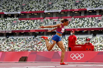Sydney McLaughlin breaks her own world record, wins gold in 400m hurdles