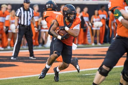 Oct 2, 2021; Stillwater, Oklahoma, USA;  Oklahoma State Cowboys running back Jaylen Warren (7) runs the ball during the first quarter of the game against the Baylor Bears at Boone Pickens Stadium. Mandatory Credit: Brett Rojo-USA TODAY Sports