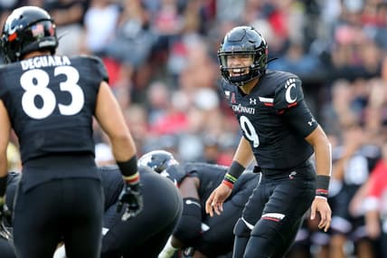 Cincinnati Bearcats quarterback Desmond Ridder (9) instructs Cincinnati Bearcats tight end Josiah Deguara (83) in the first quarter of an NCAA football game against the UCLA Bruins, Thursday, Aug. 29, 2019, at Nippert Stadium in Cincinnati.Ucla Bruins At Cincinnati Bearcats Aug 29