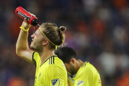 Jul 23, 2022; Cincinnati, Ohio, USA; Nashville SC defender Walker Zimmerman (25) splashes his face with water from a Bodyarmor bottle in the second half against FC Cincinnati at TQL Stadium. Mandatory Credit: Katie Stratman-USA TODAY Sports