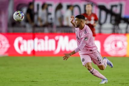 Aug 20, 2022; Fort Lauderdale, Florida, USA; Inter Miami CF midfielder Alejandro Pozuelo (8) controls the ball during the first half against Toronto FC at DRV PNK Stadium. Mandatory Credit: Sam Navarro-USA TODAY Sports