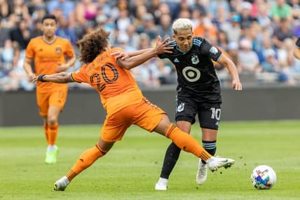 Aug 27, 2022; Saint Paul, Minnesota, USA; Minnesota United midfielder Emanuel Reynoso (10) evades the defense of Houston Dynamo midfielder Adalberto Carrasquilla (20) in the first half at Allianz Field. Mandatory Credit: Matt Blewett-USA TODAY Sports