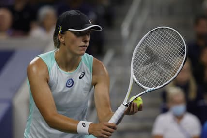 Sep 3, 2022; Flushing, NY, USA; Iga Swiatek (POL) prepares to serve against Lauren Davis (USA) (not pictured)  day six of the 2022 U.S. Open tennis tournament at USTA Billie Jean King Tennis Center. Mandatory Credit: Geoff Burke-USA TODAY Sports