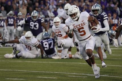 Texas Longhorns running back Bijan Robinson (5) runs the ball into the end zone during the Texas Longhorns football game against Kansas State at Bill Snyder Family Stadium in Manhattan, Kansas on Saturday, Nov. 5, 2022.

Ut Ksu Football Mlc 00378