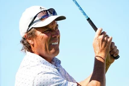 Nov 11, 2022; Phoenix, AZ, USA; Stephen Ames plays his tee shot on the first hole during round two of the Charles Schwab Cup at Phoenix Country Club.  at Phoenix Country Club. Mandatory Credit: Rob Schumacher-Arizona Republic

Golf Charles Schwab Cup Round 2