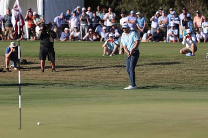 Jun 18, 2023; Los Angeles, California, USA; Wyndham Clark hits a chip shot on the 17th green during the final round of the U.S. Open golf tournament at Los Angeles Country Club. Mandatory Credit: Kiyoshi Mio-USA TODAY Sports