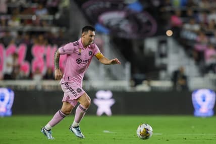 Sep 20, 2023; Fort Lauderdale, Florida, USA; Inter Miami CF forward Lionel Messi (10) runs with the ball against the Toronto FC during the first half at DRV PNK Stadium. Mandatory Credit: Sam Navarro-USA TODAY Sports