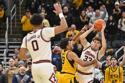 Dec 22, 2022; St. Louis, Missouri, USA;  Illinois Fighting Illini forward Coleman Hawkins (33) looks to pass as Missouri Tigers forward Ronnie DeGray III (13) defends during the first half at Enterprise Center. Mandatory Credit: Jeff Curry-USA TODAY Sports