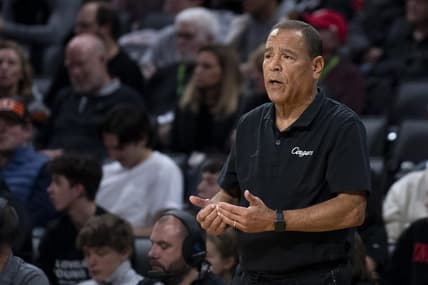 Jan 8, 2023; Cincinnati, OH, USA; Houston Cougars head coach Kelvin Sampson speaks to his players in the second half of the NCAA men   s basketball game at Fifth Third Arena in Cincinnati on Sunday, Jan 8, 2023. Houston Cougars defeated Cincinnati Bearcats 72-59.  Mandatory Credit: Albert Cesare-USA TODAY NETWORK