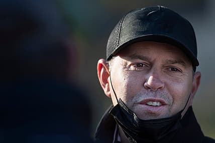 Trainer Chad Brown speaks to the media on the backside of Churchill Downs. Brown trained Kentucky Derby hopeful Highly Motivated. April 20, 2021

Af5i6073