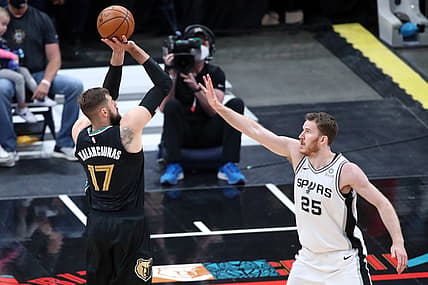 May 19, 2021; Memphis, Tennessee, USA; Memphis Grizzlies center Jonas Valan  i  nas (17) shoots over San Antonio Spurs center Jakob Poeltl (25) during the first quarter at FedExForum. Mandatory Credit: Petre Thomas-USA TODAY Sports